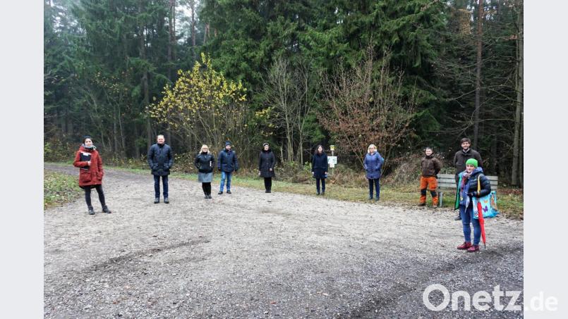 Bevor das grüne Klassenzimmer in Betrieb gehen kann, sind viele Schritte notwendig. Die Beteiligten um Schulleiterin Heidrun Leitz (Sechste von links) kamen beim Sammelplatz im Wald zusammen. Bild: wec