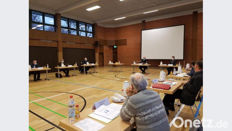 Im vorgeschriebenen Corona-Abstand kam der Sozial- und Teilhabeausschuss des Oberpfälzer Bezirkstags in der Mehrzweckhalle des Bezirksklinikums Regensburg zusammen. Bild: gib