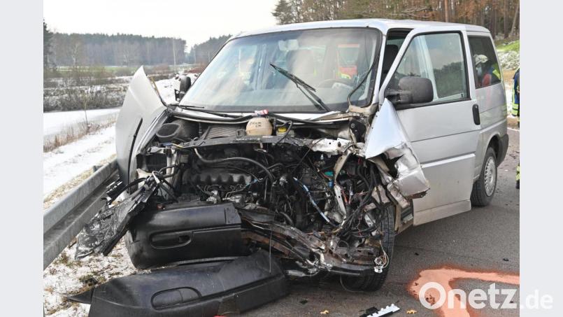 Der Fahrer dieses VW-Busses geriet am Mittwoch kurz vor Mittag zwischen Paulsdorf und Etsdorf auf die Gegenfahrbahn. Eine Autofahrerin aus dem Landkreis konnte nicht mehr reagieren und erlitt schwerste Verletzungen. Bild: Gerhard Franz
