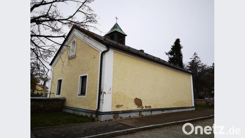 Am Leichenhaus des Schwarzenfelder Friedhofs blättert der Putz ab. Bild: Thomas Dobler