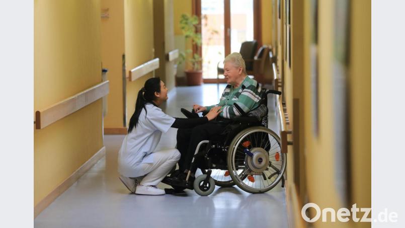 Pflegekräfte aus dem Ausland sollen den Fachkräftemangel in Deutschland abfedern. Die Arbeitsverträge stehen zum Teil in der Kritik. Bild: Jens Wolf/dpa