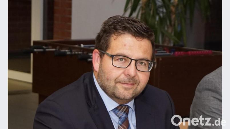 Bürgermeister Thomas Kaufmann gibt einen Abriss der Aktivitäten in und für die Gemeinde. Bild: bkr