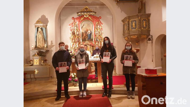 Kirchenpfleger Jakob Mutzbauer, Pater Georg, Pastoralreferent Andreas Hartung (hinten von links) verabschieden die langjährigen Ministranten Lukas Bauer, Antonia Bauer, Alexandra Hösl und Pia Fuchs (vorne von links). Bild: Josef Schloßer/exb