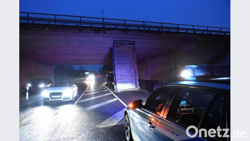 Ein Muldenkipper hing Dienstagnachmittag hochgeklappt an der Autobahnbrücke fest. Bild: Florian Miedl