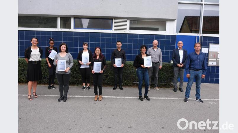 Der erste Schritt in der Ausbildung zur Fachkraft im Gastgewerbe ist geschafft. Nach weiteren 16 Monaten Büffeln steht die IHK-Prüfung an. Bild: usc
