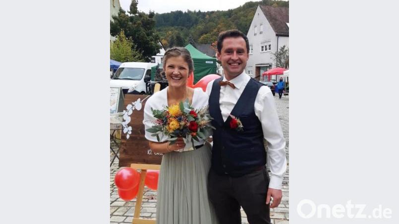 Die Woidboyz gerieten in die Hochzeitsgesellschaft des frisch getrauten Ehepaars Elena und Mathias Welzl, das es sich nicht nehmen ließ, dem BR-Team den Weg zum Kastler Boder Albert Fromm zu zeigen. Bild: jp