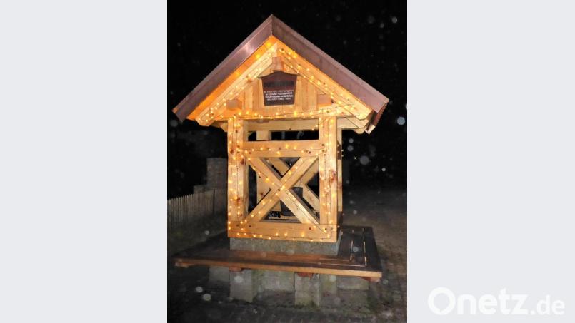 Der erstmals beleuchtete Dorfbrunnen in der Ortsmitte vbon Illschwang Bild: no