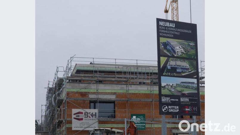 Die Bautafel kündigt einen Neubau von Büro- und Verwaltungsgebäude und von Wohnungen an. Die Investition der Firma Ritter stellt jedoch kein Angebot für den öffentlichen Wohnungsmarkt dar. Die Wohnungen sind Betriebsangehörigen vorbehalten. Bild: rn