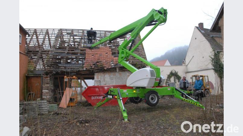 Die Arbeiten am Goldener-Anker-Areal haben begonnen. Bei einem Einzeldenkmal, einem Stadel, läuft die Notsicherung. Bürgermeister Peter Braun (rechts) informiert sich über die Maßnahme. Bild: pop