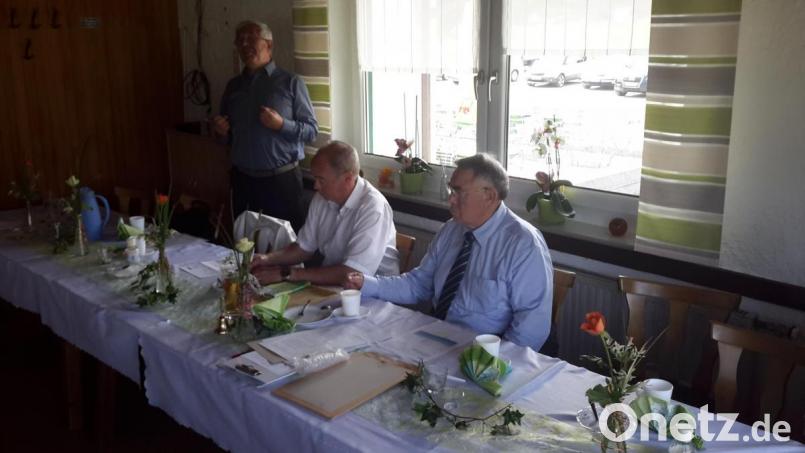 Archivbild aus einer früheren Versammlung: Johann Hecht (rechts) mit dem Kümmersbrucker Bürgermeister Roland Strehl (Mitte) und dem Sozialexperten Wolfgang Hahn. Archivbild: VdK Haselmühl-Kümmersbruck/exb