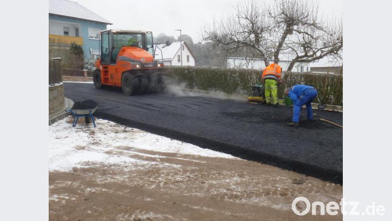 Der Asphalt ist aufgetragen. Für die Anlieger hat die Zeit der Einschränkungen ein Ende. Bild: mad