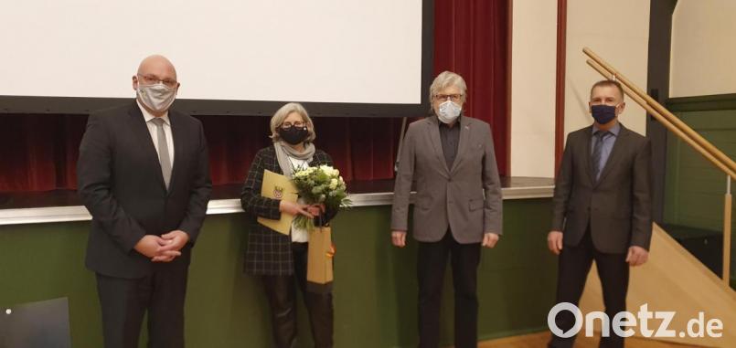 Wechsel mit Maske: Nach dem Ausscheiden von Stadtheimatpfleger Karl Bröckl (Zweiter von links) ist Edith Kalbskopf zu seiner Nachfolgerin ernannt worden. Oberbürgermeister Oliver Weigel (links) und Kulturamts-Chef Stefan Reichel gratulierten. Bild: Peggy Biczysko/fph