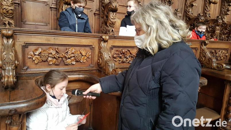 Maria Sagstetter mit einigen der Kinder im Chorgestühl der Basilika. Bild: Grundschule Waldsassen/exb