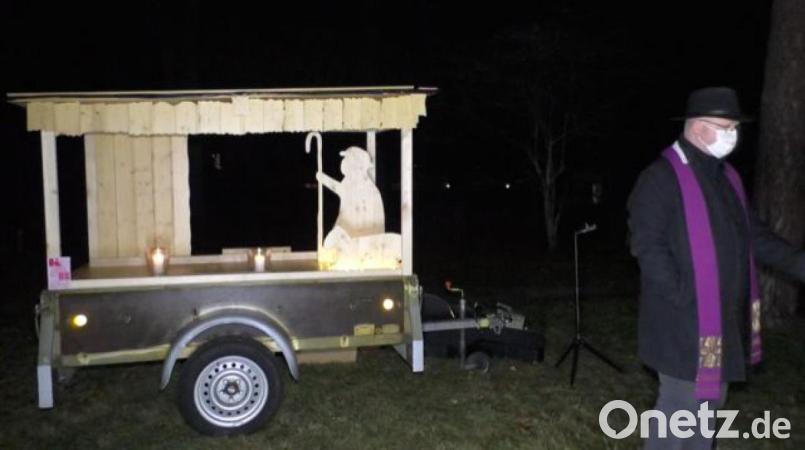 Die Krippe ist auf den Anhänger gebaut und reist durch den Weidener Stadtteil Hammerweg. Bild: Gustl Beer