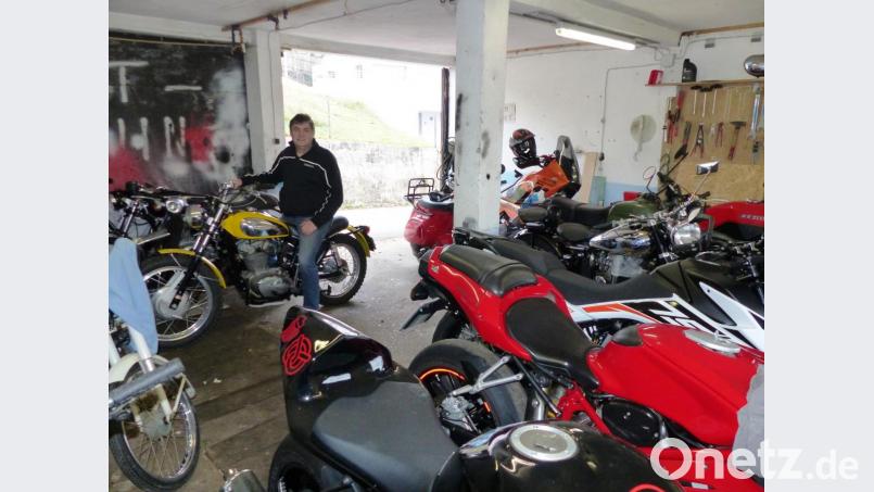 Stolz präsentiert Georg Mayer seine Zweirad-Sammlung und die restaurierte 50 Jahre alte 450er Ducati, mit der Uli von den Woidboyz unfallfrei den Weg von Lauterhofen nach Kastl zurückgelegt hat. Bild: jp