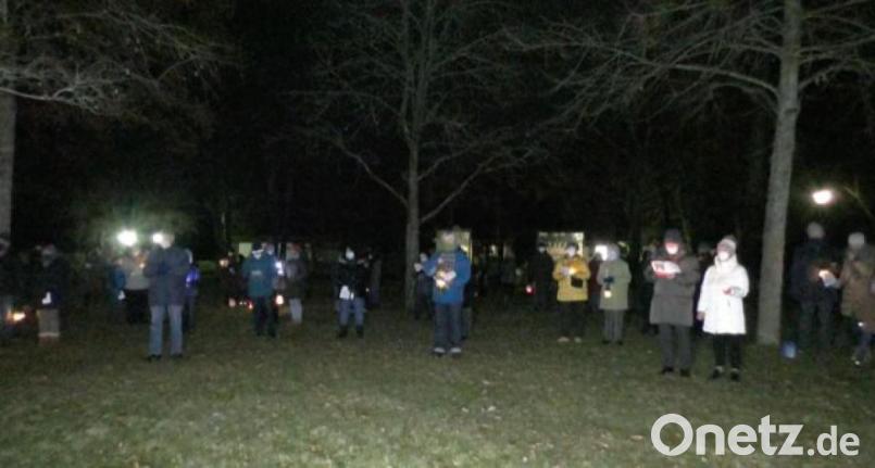 Die Krippe ist auf den Anhänger gebaut und reist durch den Weidener Stadtteil Hammerweg. Bild: Gustl Beer