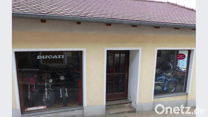 Diese Ausstellung seltener „Motorradoldies“ interessierte die Woidboyz ganz besonders. Sie gaben nicht eher nach, bis sie den Besitzer, den Mayer Girgl in Lauterhofen, ausfindig machten und besuchen konnten. Bild: jp