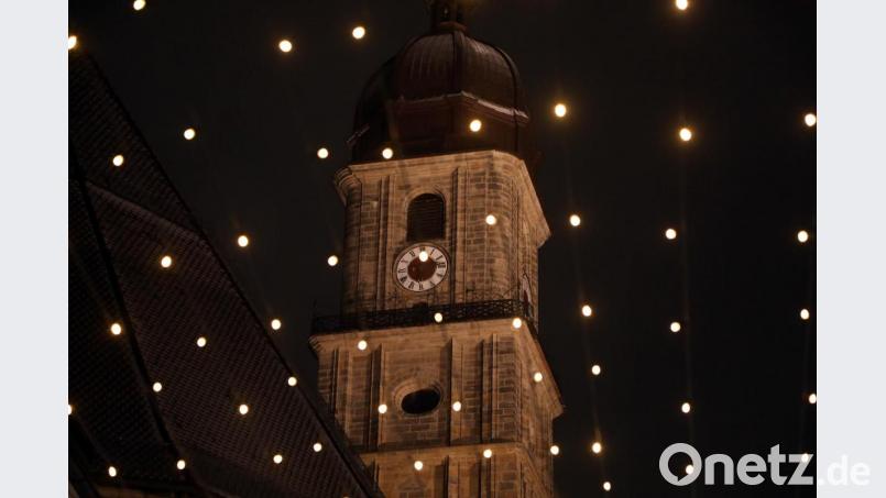 Die Amberger Altstadt hat seit kurzem wieder ihren eigenen Sternenhimmel durch ihre Winterbeleuchtung. Bild: Wolfgang Steinbacher