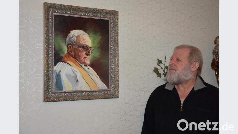 Pfarrseelsorger Pater Benedikt Leitmayr betrachtet ein vom Künstler Hans Landgraf aus Steinau geschaffenes Gemälde, das Pfarrer Joseph Naber zeigt. Bild: jr