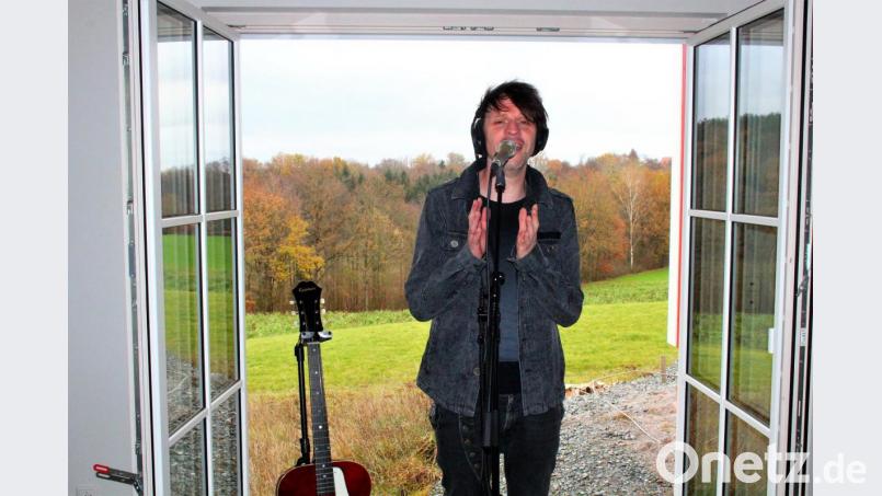 Sänger Markus Engelstädter lässt viel Licht in sein Studio und genießt gerne den freien Blick in die Natur. Bild: stg