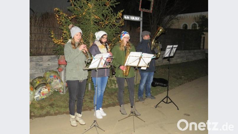 Stefanie, Simone und Daniela Bösl, unterstützt von Manfred Hösl, spielten in Schwand adventliche Lieder. Bild: adj