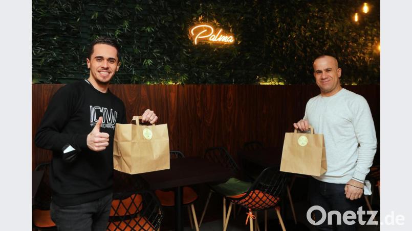 Jetzt haben Randell Barchuan Ibrahim (links) und sein Vater Barchuan Ibrahim Sliman (rechts) Gewissheit: Ihr Speiselokal darf Staatshilfen in Anspruch nehmen, obwohl es keinen Umsatz-Vergleichswert aus dem Vorjahr gibt. Bild: Wolfgang Steinbacher