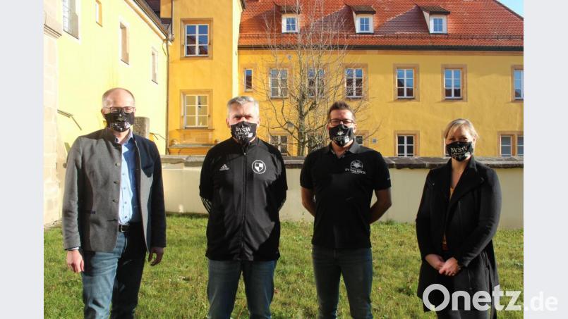 Agierten jetzt als Masken-Models: (von links) Bürgermeister Roman Schäffler, SVSW-Vorsitzender Wolfgang Weber, SV-Förderverein-Vorsitzender Stefan Kuchenreuther sowie Rewe-Chefin Susann Daubitz. Bild: stg