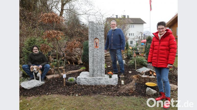 Familie Gollwitzer mit Hund Leo bei dem neuen Marterl am Hopfenweg. Bild: Wolfgang Steinbacher