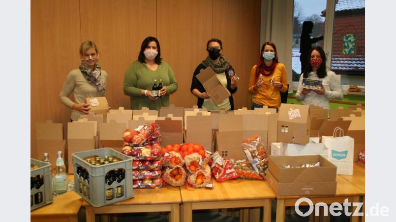 Kinderhausleiterin Silke Weinhold sowie die Elternbeiräte Claudia Schultes, Stefanie Heindl, Susanne Englmeier und Manuela Queitsch (von links) packten die Überraschungspakete. Bild: fpoz