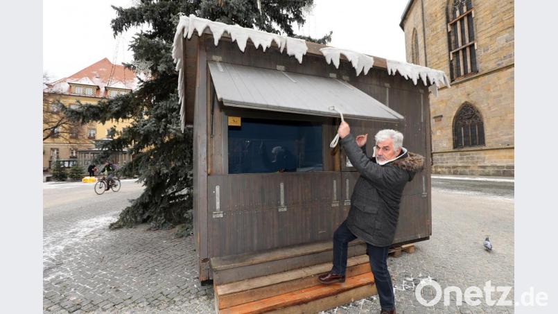 Was zum Gucken, nichts zum Kaufen: In dieser Bude, die Andreas Raab von der Park- und Werbegemeinschaft aufgebaut hat, ist eine Krippe zu sehen. Bild: Wolfgang Steinbacher