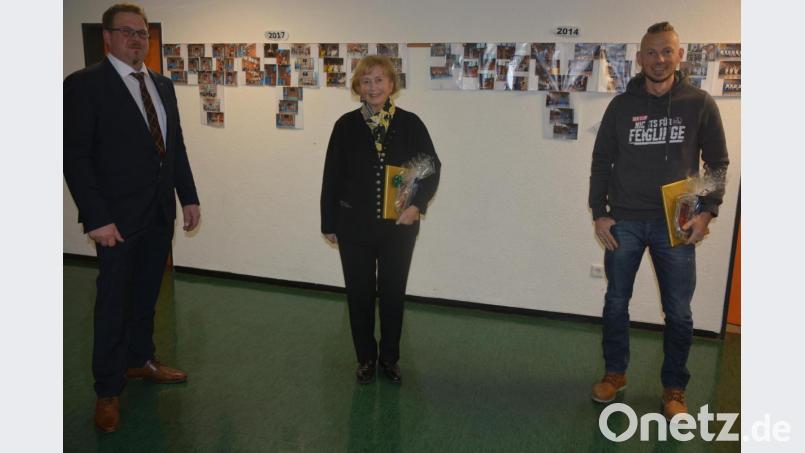 Bürgermeister Stephan Schübel zeichnete Alma Pfletscher für 65 Jahre Orgeldienst in der evangelischen Friedenskirche und Andreas Hecht (von links) für herausragende sportliche Erfolge aus. Bild: jr