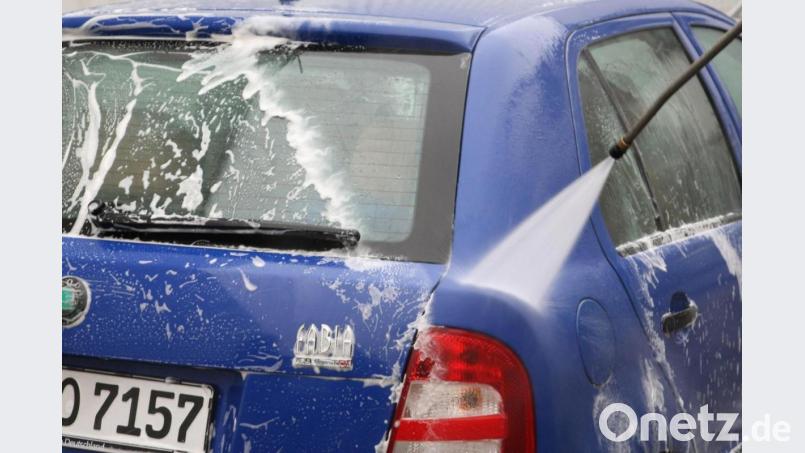 Im Frühjahr waren alle Waschanlagen verboten, dann nur Cleanparks zum Selbstwaschen. Die Regelungen rund um die Autowäsche sorgten für reichlich Verwirrung. Auch aus diesem Grund werden die Verfahren bei Gericht zumeist eingestellt. Bild: Angelika Emmerling/dpa