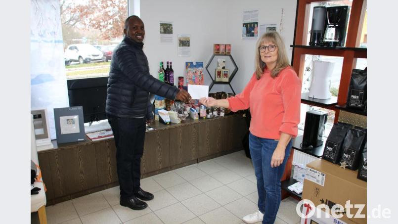 Anita Heßler spendet im Namen des Missionskreises 500 Euro an die "Small Houses" in Kenia. Pfarrvikar Gilbert Mburu Kabiru wird sich darum kümmern, dass das Geld dort ankommt. Bild: sne