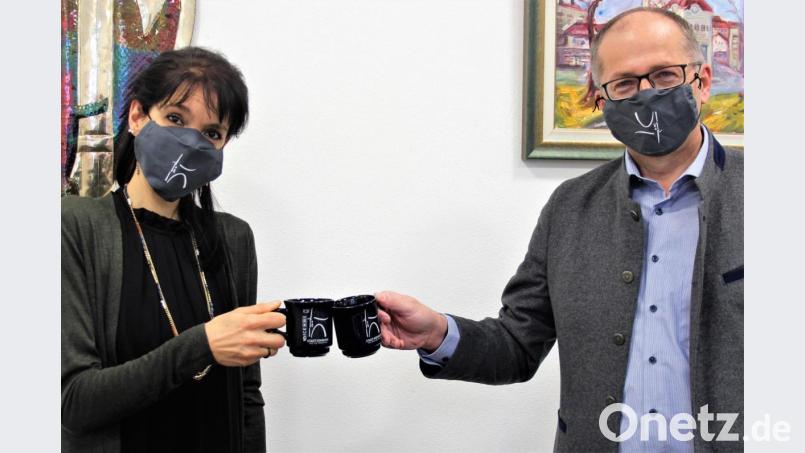 Bürgermeister Roman Schäffler und Stadtmarketing-Mitarbeiterin Romina Passon-Pühl stellten die neue Kemnath-Tasse vor. Bild: stg