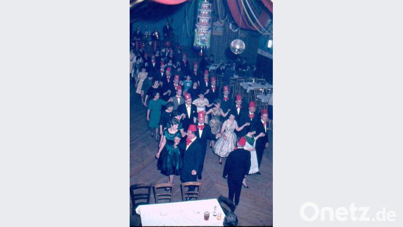 Ein herausragendes gesellschaftliches Ereignis war über Jahrzehnte der Kolpingsball, Hirschaus einziger Schwarz-Weiß-Ball. Nach der faschingslosen Zeit während des Irakkrieges 2003 schlief der Ball ein. Reaktivierungsversuche schlugen fehl. Bild: u