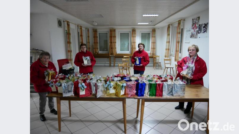 48 Weihnachtspäckchen – unter anderem mit Plätzchen – hat das elfköpfige Team der BRK-Seniorenstube zur Verteilung vorbereitet. Von links Doralinde Sirtl, Silvia Riedl, Ursula Müller und Brigitte Kirschbaum. Bild: hmr