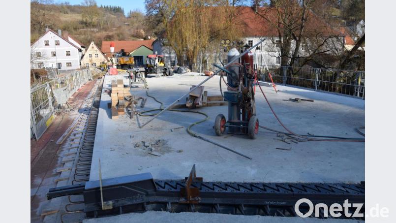 Wenn das Wetter mitspielt, kann die Brücke in Hohenburg noch einen Tag vor Weihnachten für den Verkehr freigegeben werden. Derzeit werden die Widerlager eingebaut. Bild: bö