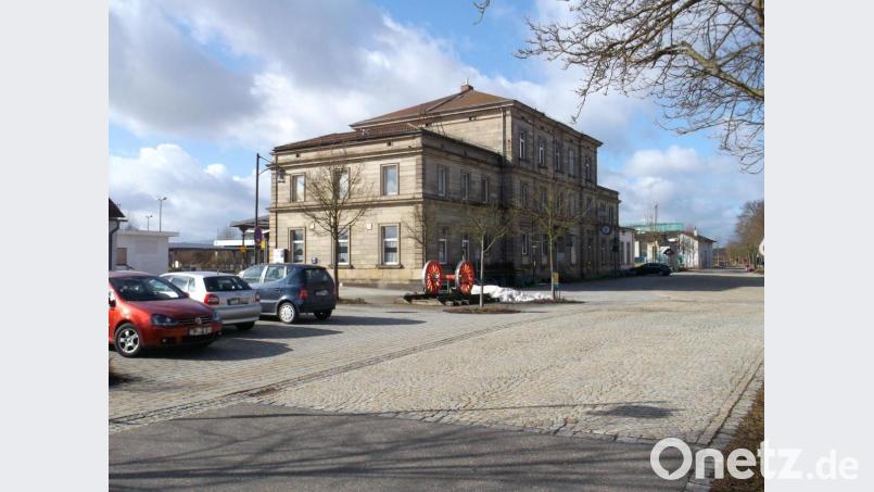 Links neben dem Bahnhofsgebäude soll ein Busbahnhof mit Unterstellmöglichkeit und Parkplätze entstehen. Das dort stehende Nebengebäude muss dazu weichen. Bild: ak