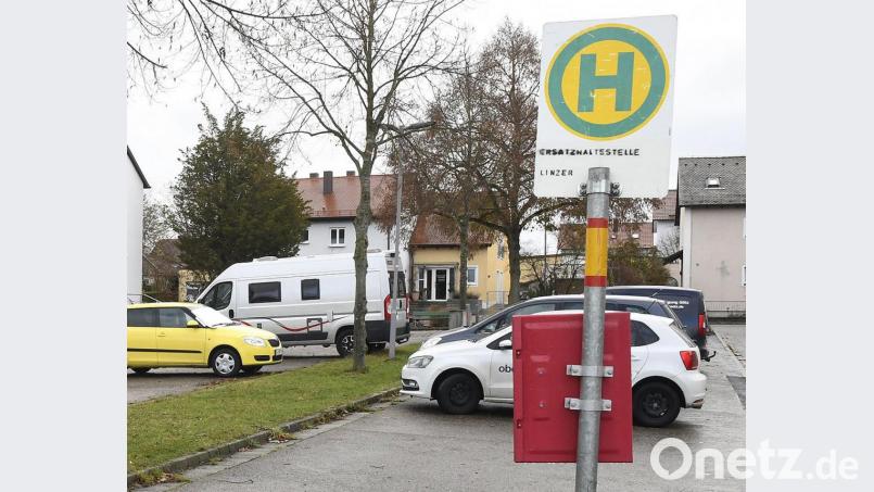 Wenn die Bushaltestelle am Rosenplatz in Gailoh verlegt wird, klappt es mit dem Anschluss an den Busbahnhof in Amberg nicht mehr. Bild: Petra Hartl