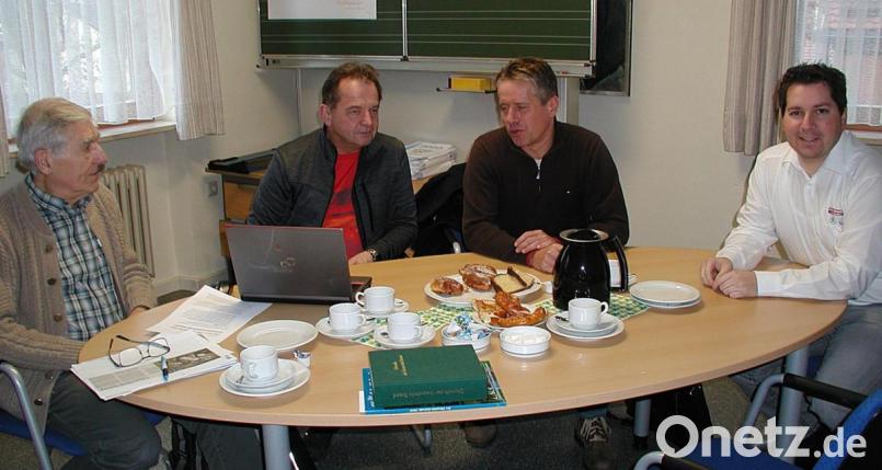 Zu einem Gespräch mit Vertretern des Organisationsteams der Sommerlounge war der Chefredakteur des Magazins "Zukunft Fichtelgebirge", Dr. Oliver van Essenberg (Zweiter von rechts) nach Brand gekommen. Mit im Bild (von links) Bürgermeister Ludwig König, Wolfgang Doleschal und Michael Brucker. Bild: ld