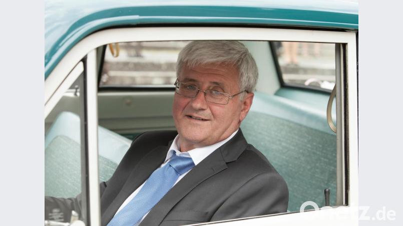 Manfred Weiß in seinem geliebten Oldtimer Ford Taunus 12M. Bild: usc