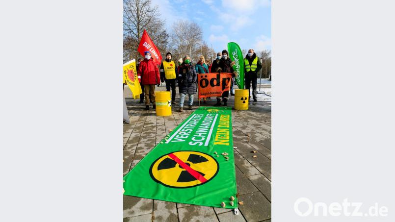 Rund 50 Menschen demonstrierten vor der Oberpfalzhalle gegen die Verbrennung freigemessenen Abfalls aus Kernkraftwerken. Bild: Hösamer