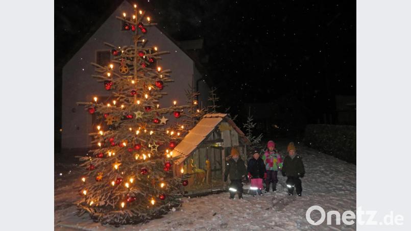 Einen besonders schönen Christbaum hat heuer die Feuerwehr auf dem Dorfplatz in Filchendorf aufgestellt. Der Obst- und Gartenbauverein baute daneben die vereinseigene Krippe auf und sorgte so für ein besonderes weihnachtliches Ambiente. Bild: ow