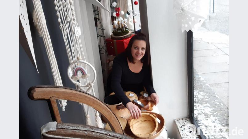 In den Schaufenstern am Stadtplatz 9 in Windischeschenbach gibt&#039;s in der Adventszeit einiges zu bestaunen. Katja Stessmann hat die Auslagen mit den Unikaten von Hobbykünstlern bestückt. Bild: Lowak