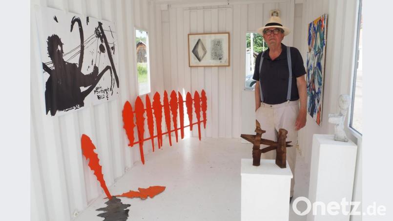 Der Vorsitzende des Pertolzhofener Kunstvereins, Heiko Herrmann, verzichtet heuer wegen Corona auf Gesellschaft beim Malen. Die &quot;26. Kunstdingertage&quot; fallen aus. Als Trost gibt es eine Ausstellung in der &quot;Kunsthalle&quot;. Bild: bl