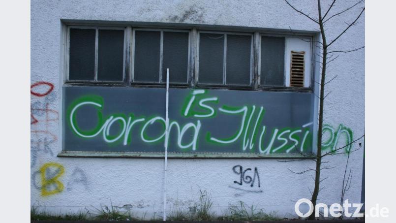 Jemand hat seine Meinung zur Corona-Pandemie auf eine Wand in Neustadt/WN gesprüht. Bild: Polizei NEW