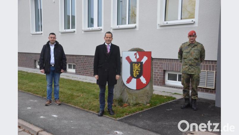 Bundestagsabgeordneter Albert Rupprecht (Mitte) wird vom Kommandanten, Oberstleutnant Sven Zickmantel (rechts), und Stephan Gollwitzer begrüßt. Bild: uz