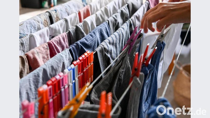 Wäsche aufhängen? In vielen Haushalten Job der Frau. Daran hat auch Corona nichts geändert – im Gegenteil. Bild: Jens Kalaene