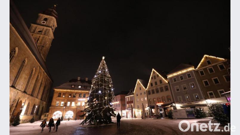 Die Weihnachtsbeleuchtung der Park- und Werbegemeinschaft ist prächtig - bis auf ein kleines Detail. Bild: Wolfgang Steinbacher