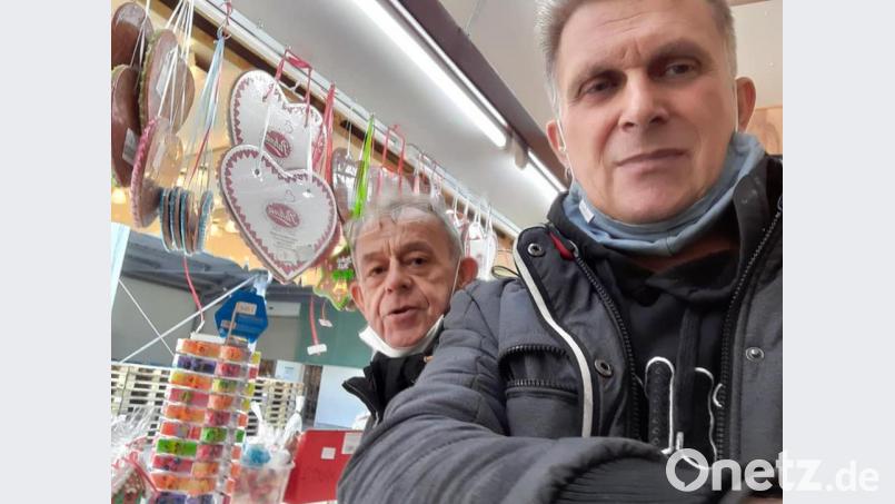 Gerd Ziegler (links) und Karl-Heinz Kaiser aus Nürnberg verzichten darauf, in der Amberger Altstadt wie gewohnt zwei Weihnachtsmarkt-Buden zu betreiben. Bild: Karl-Heinz Kaiser